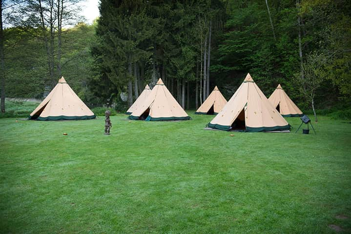 Opgezetten-tenten-voor-Nordic-Glamping