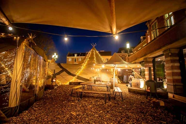 Tipi tent met kerstverlichting