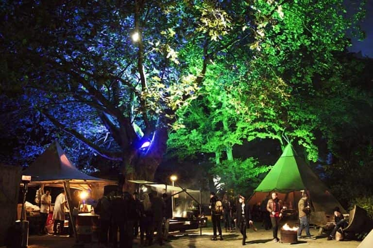 Tipi tent bomen verlicht