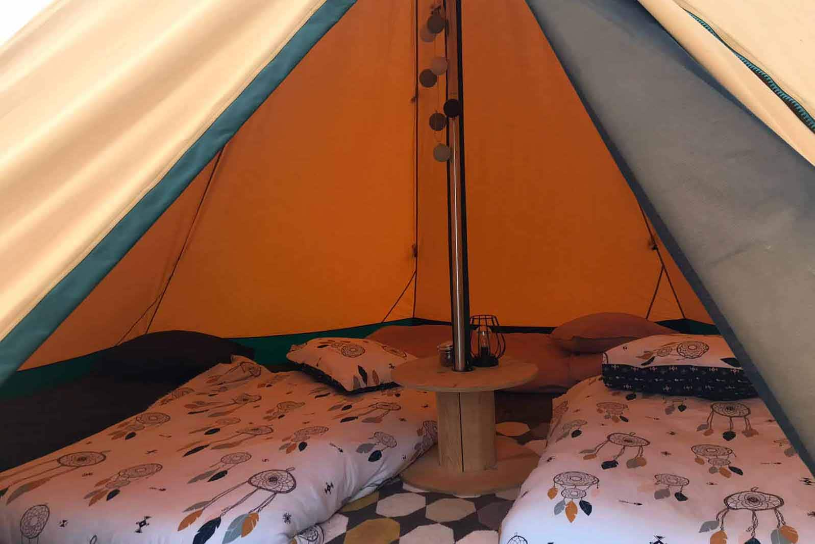 Overnachten in tipi tent; kamperen in omgeving