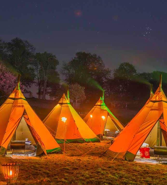 Tipi tent slapen bij nachtlicht