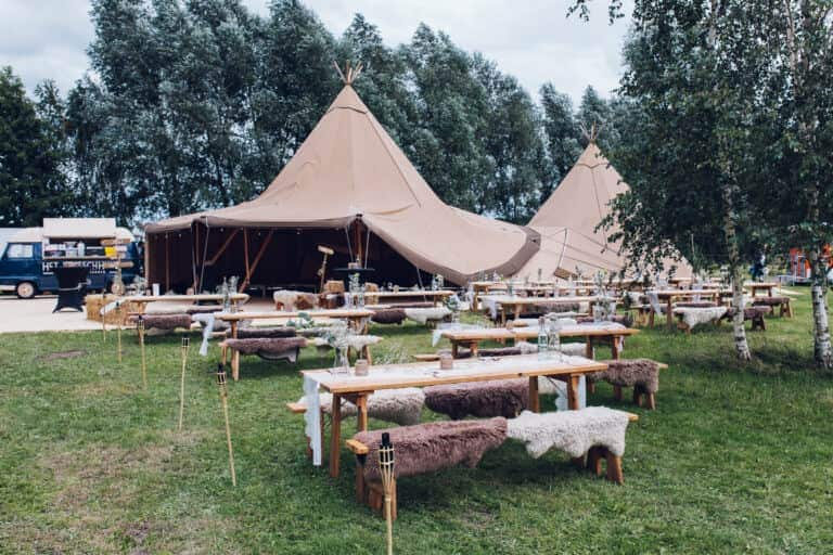 aankleding tipi tent tijdens feest