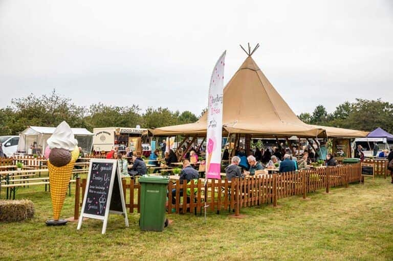 Tipi tent op weiland