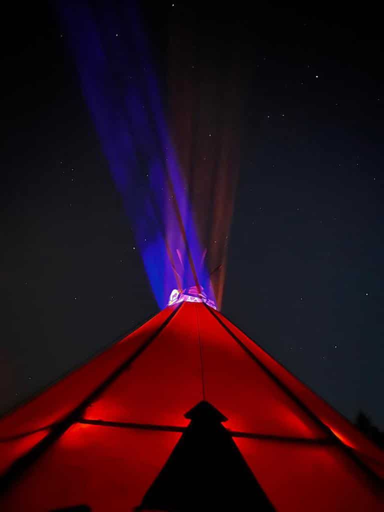 Stratus 72 Tipi met rood en blauw licht
