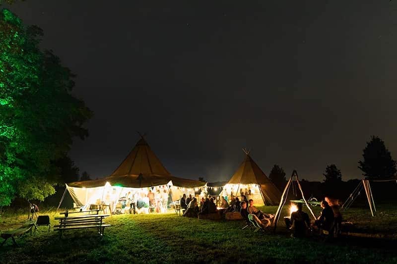 Verlichte tenten bij nacht