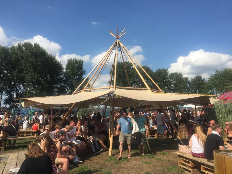 Giant Fire Tipi_mensen op een feestje