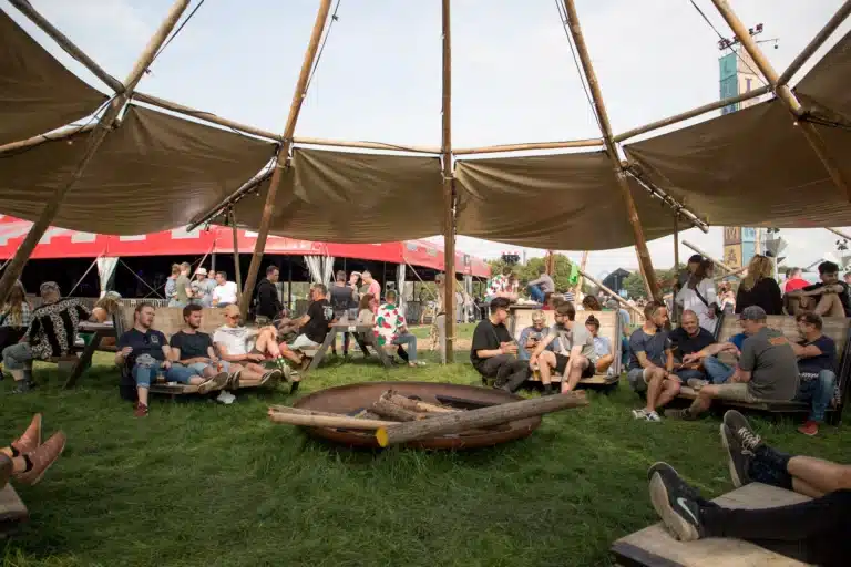 Lowlands-afbeelding-giant-hat-fire-tipi