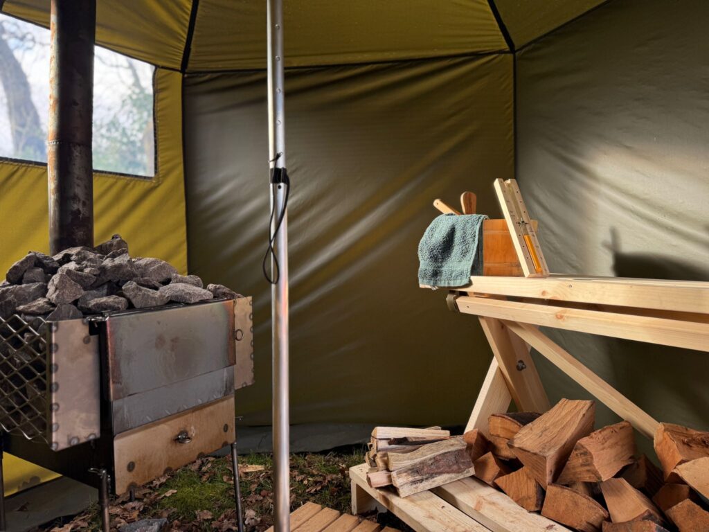 Hiisis 4 sauna interieur bank zweedsetenten 1