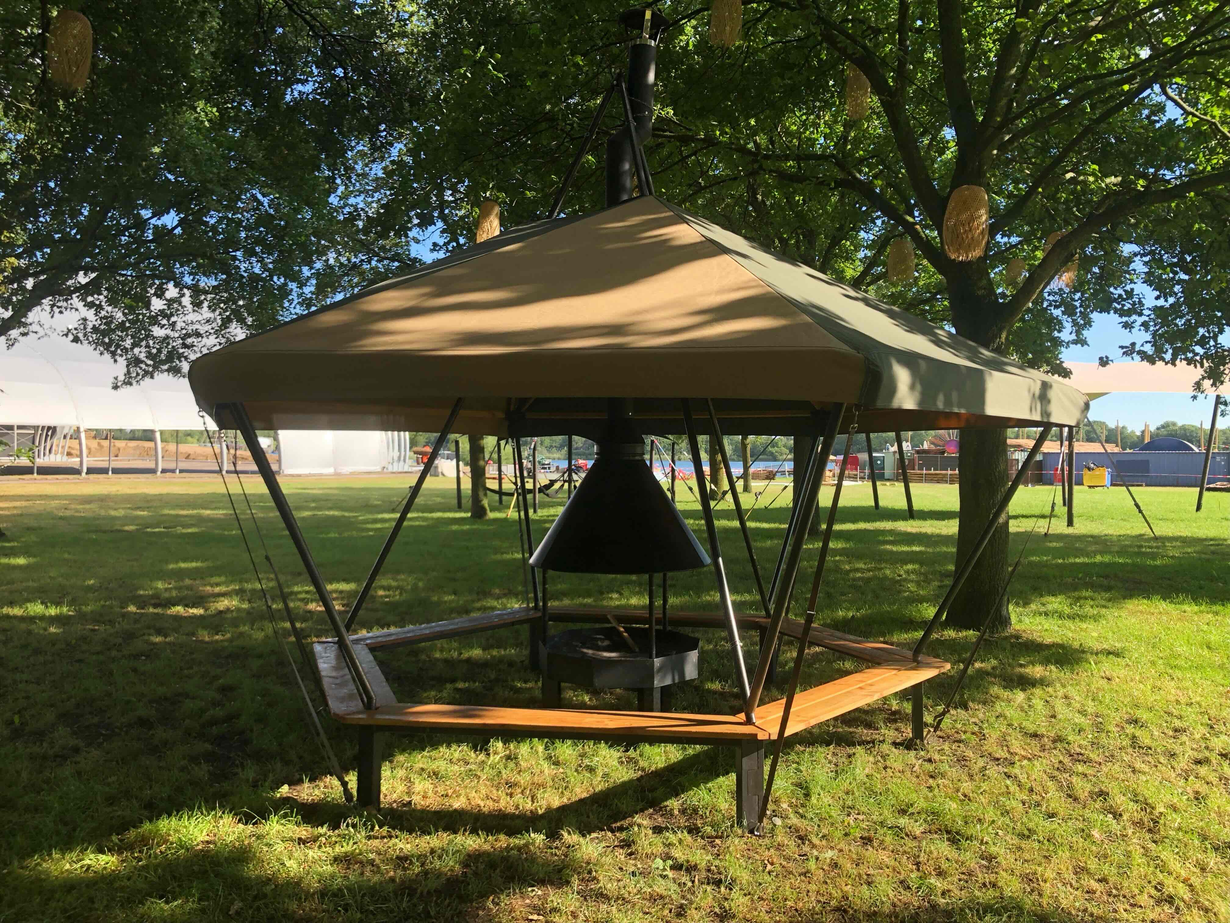 Overzicht Nordic Tipi tenten 25 vuurtent tussen de bomen2