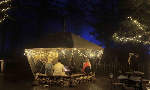 Winter sfeer vuurtent met zijwand